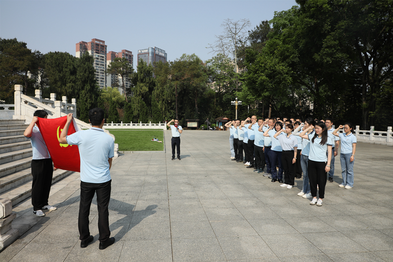 全体党员同志重温入党誓言.jpg